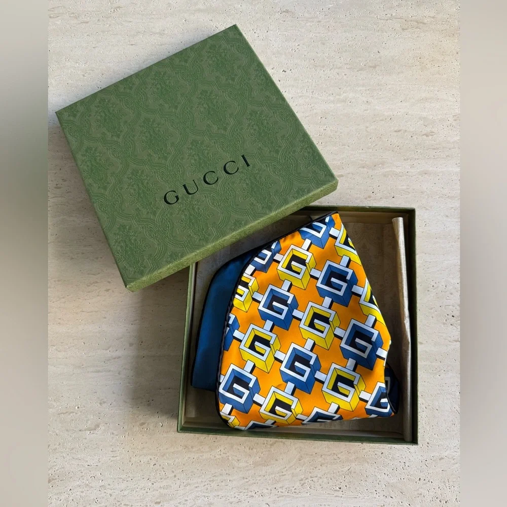 NWB Gucci Geometric G Print Silk Travel Inflatable Pillow💝